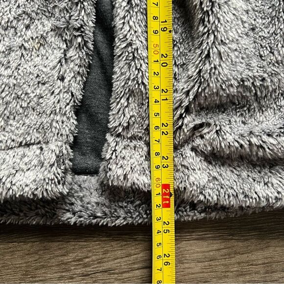 DYLAN By True Grit Gray Faux Fur Sherpa Vest Pockets Snap Women's size Medium - Picture 10 of 10